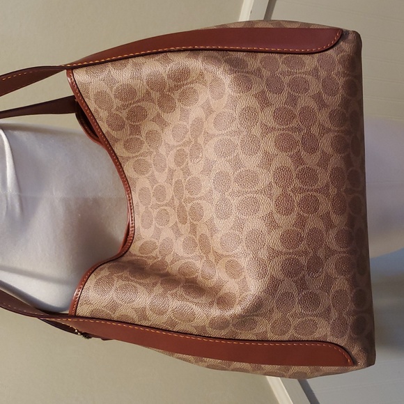 Like NEW Coach Hadley Hobo Bag In Signature Canvas - Picture 6 of 15